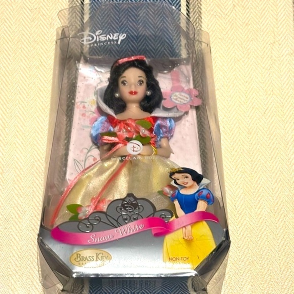 New Princess Snow White 8” Porcelain Doll Brass Key Keepsake Disney